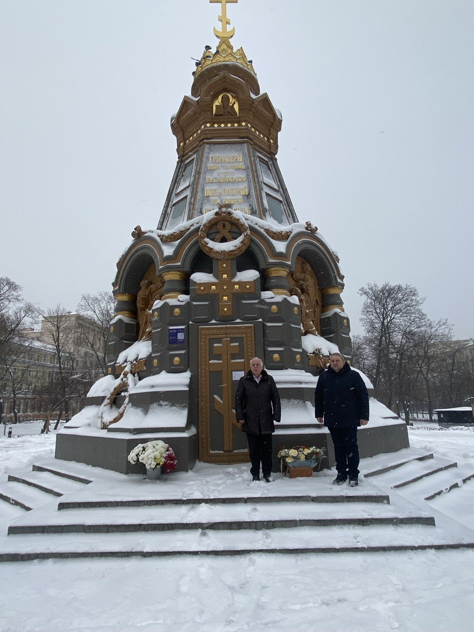 Служителите на ДП Москва поднесоха цветя на паметника-параклис на гренадирите в Москва